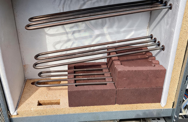 Vue intérieure d'un modèle de radiateur à accumulation avec des briques et des résistances