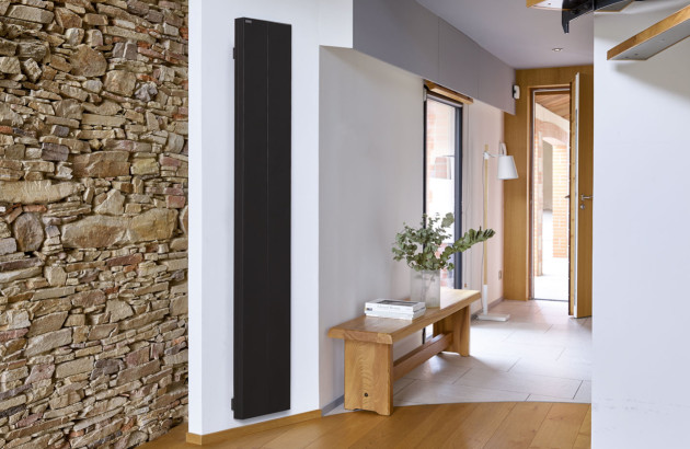 Couloir de maison avec radiateur en aluminium noir vertical installé au mur