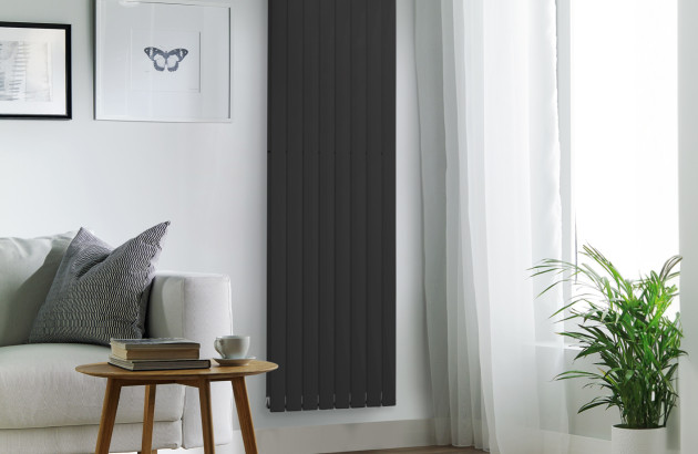 Radiateur design anthracite dans un salon lumineux aux lignes modernes et épurées.