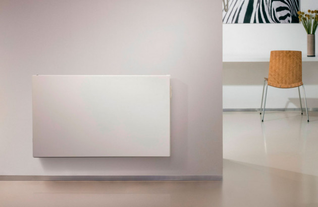 Radiateur avec panneau lisse installé sur un mur d'une maison