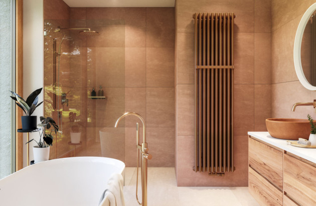Radiateur vertical dans une salle de bains moderne couleur ocre