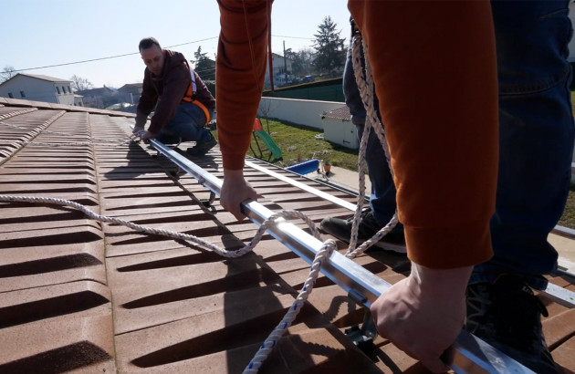 Installation de rails de fixation de panneaux solaires