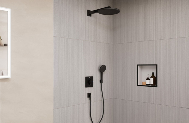 Douche avec colonne de douche noire et niche intégrée
