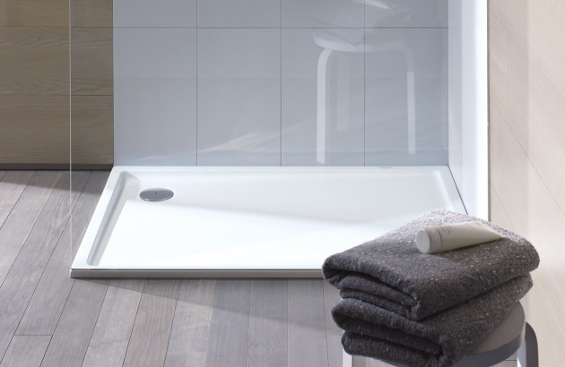 Receveur de douche blanc avec rebord