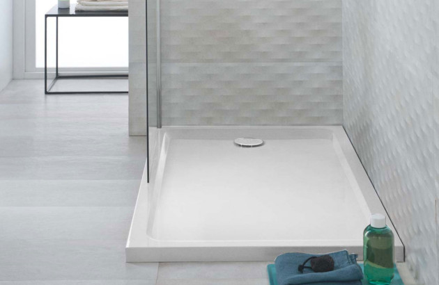Receveur de douche blanc rectangulaire avec rebord