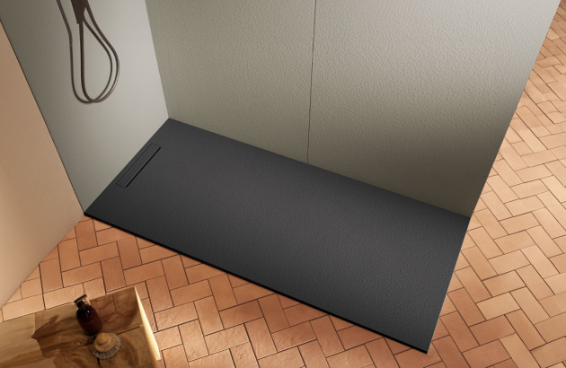 salle de bain moderne avec receveur de douche encastré noir et carrelage de sol en terre cuite