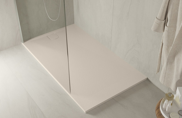 Receveur de douche blanc avec paroi vitrée.