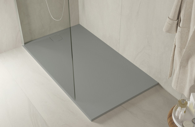 Receveur de douche gris avec paroi vitrée.