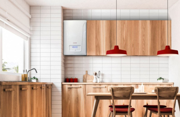 Chaudière murale intégrée dans une cuisine en bois au style chaleureux et contemporain.
