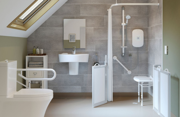 Salle de bains PMR équipée d’une douche sécurisée et d’accessoires d’accessibilité