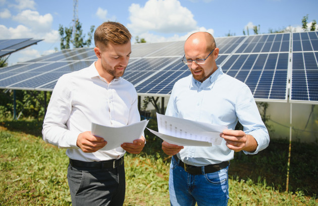 Personnes qui comparent le rendement de différents panneaux solaires