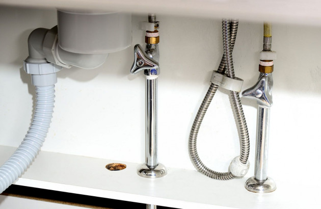 Création d'un cache tuyaux avec portillons d'accès aux robinets