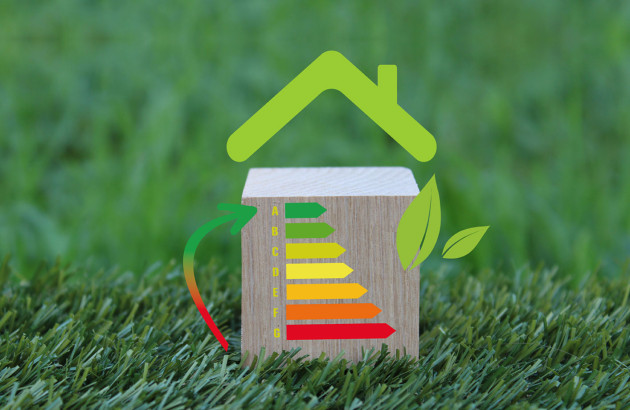 Cube en forme de maison avec une amélioration du diagnostic de performance énergétique