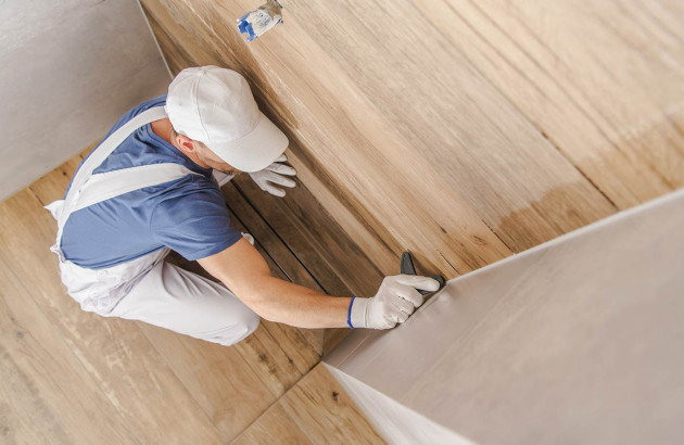 Artisan préparant l'installation d'une douche