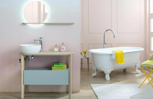 Salle de bain ludique et colorée avec baignoire de plein pied