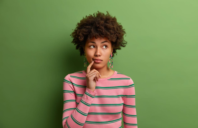 Femme qui se pose des questions pour rénover sa salle de bains