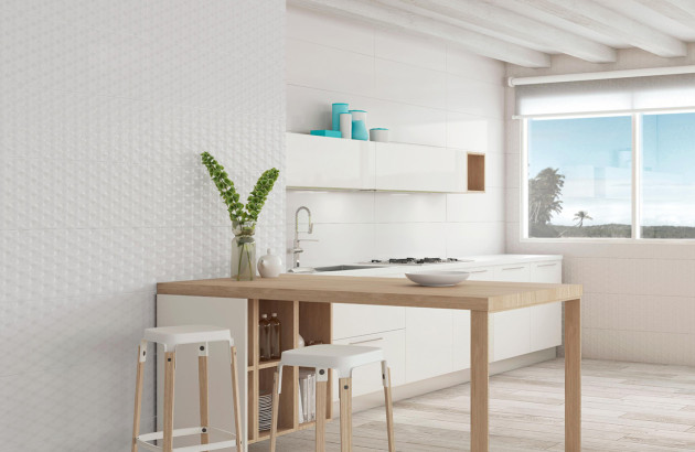 Cuisine minimaliste avec carrelage mural blanc texturé et mobilier en bois clair