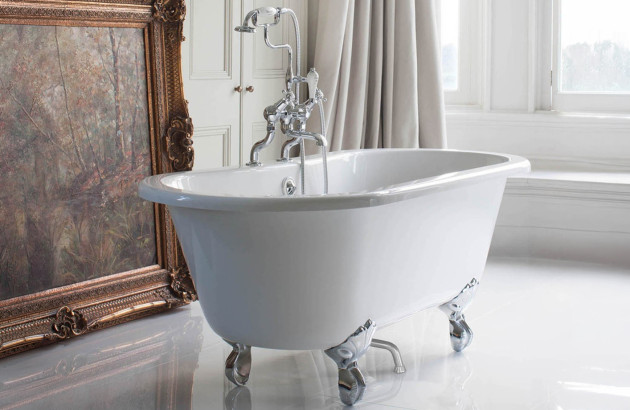 Robinet sur pieds pour une baignoire ïlot