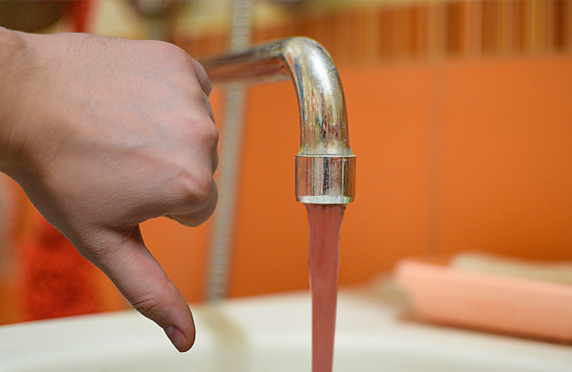 Eau rouge coulant d'un robinet