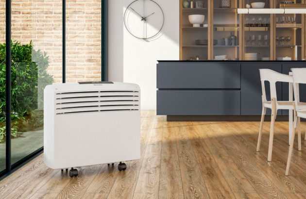 salle à manger design en bois et belle vitrée avec climatiseur mobile blanc