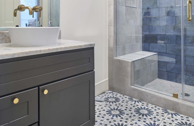 Salle de bains avec carrelage à motifs blancs et bleus