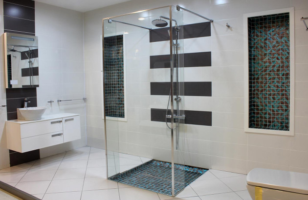 salle de bain moderne avec douche et carrelage mural blanc