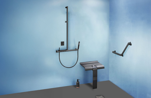 Douche moderne et sécurisée aux murs bleus accompagné d'un ensemble de douche noir mat avec barre d'appui et siège