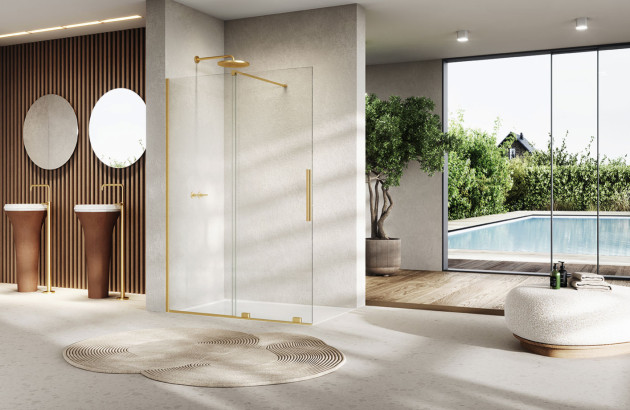 salle de bain de luxe avec une douche à l'italienne en verre et deux vasques marron avec robinetterie dorée dont un mur d'accent en bois à lattes et des fenêtres donnant sur une piscine