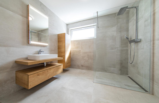 salle de bain moderne avec une douche à l'italienne et un meuble-lavabo en bois