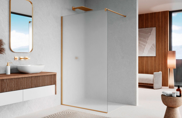 salle de bain contemporaine avec paroi de douche transparente