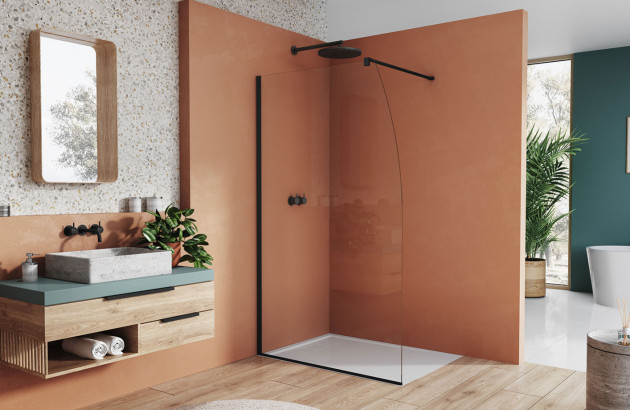 salle de bain moderne et colorée avec un mur d'accent terracotta et une douche à l'italienne à paroi de verre courbe sans cadre