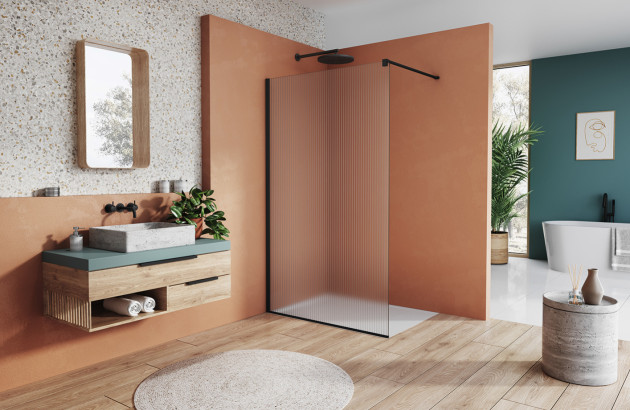 salle de bain moderne avec un mur d'accent terracotta avec une douche à l'italienne dotée d'une paroi en verre strié noir et avec un sol en bois