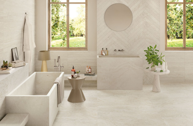 Salle de bains total look en travertin