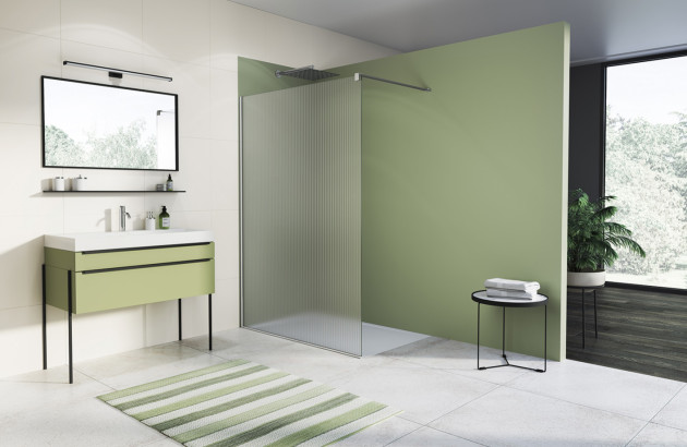 salle de bain moderne avec un mur d'accent vert clair etnune douche à l'italienne dotée d'une paroi en verre strié et d'un meuble-lavabo vert avec vasque blanche et grand miroir