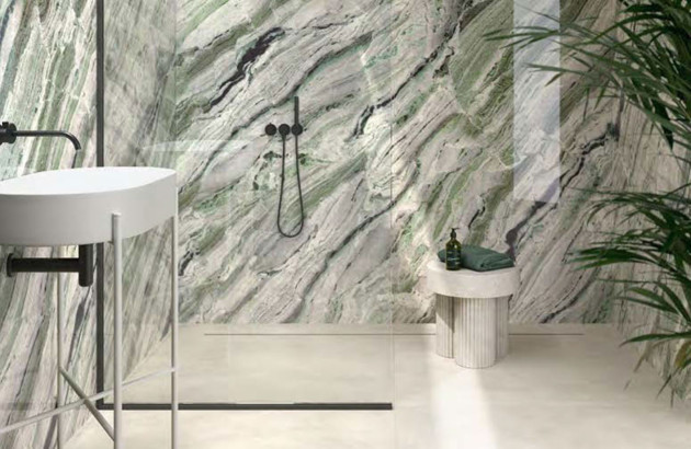 Salle de bains ambiance naturelle avec marbre vert et plantes