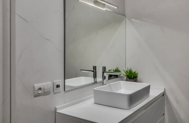 Salle de bains blanche sobre
