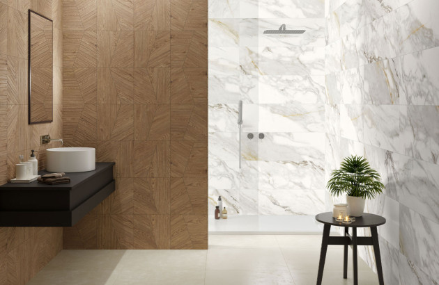 salle de bains avec douche à l’italienne au carrelage marbre blanc et carrelage bois graphique au mur