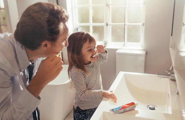 petite fille et son papa entrain de se brosser les dents