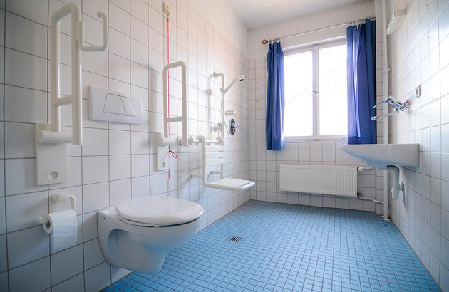 Salle de bains avec des équipements PMR