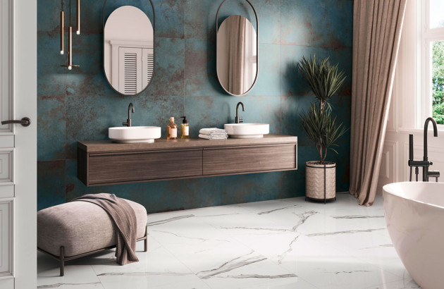 Salle de bains avec sol et mur carrelé de marbre