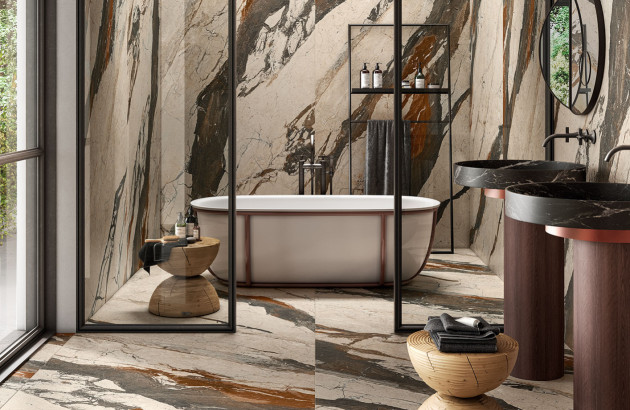 Salle de bains équipée de carrelage effet marbre sur le sol et sur les murs, total look