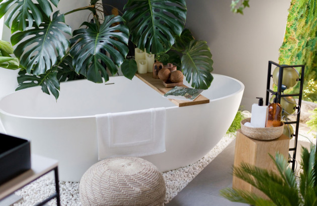 Salle de bain avec beaucoup d'éléments végétaux