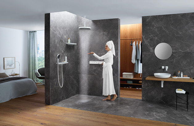 Salle de bain avec douche ouverte avec une femme qui va prendre sa douche