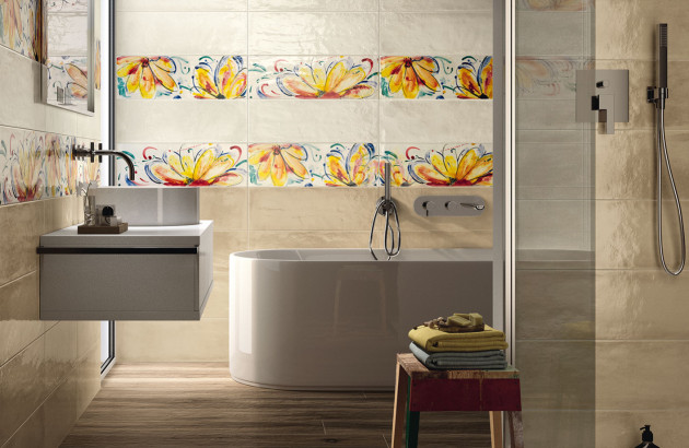 Salle de bains avec carrelage mural à motif
