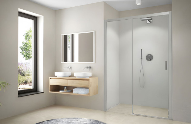 Salle de bains avec douche encastrée et porte de douche coulissante