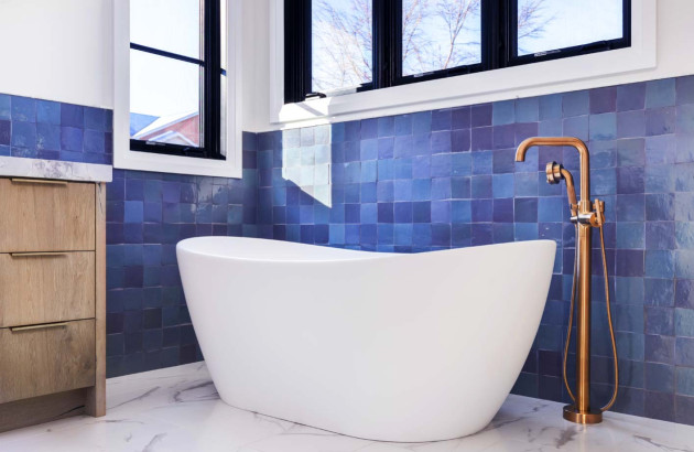 Salle de bains blanche avec carrelage mural bleu foncé, inspiration grecque