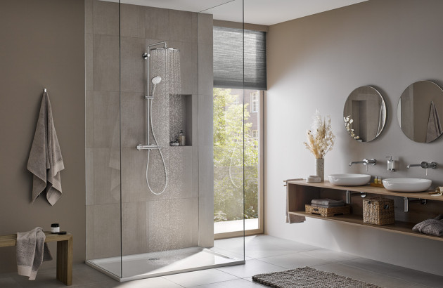 Salle de bains moderne avec cabine de douche transparente