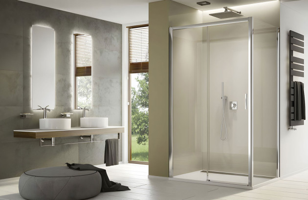 Salle de bains moderne avec porte de douche coulissante
