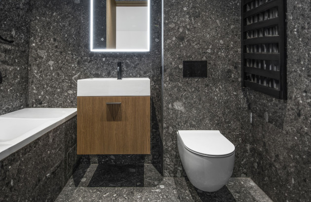 Salle de bain noire avec WC Suspendu