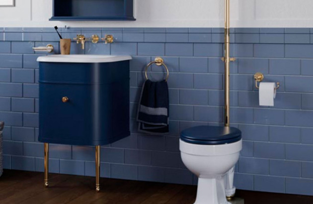 Salle de bain vintage avec robinetterie et accessoires dorés